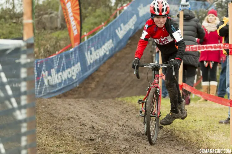 Even boys 9 or 10 years old can look pro on dismounts. © Cyclocross Magazine