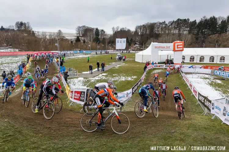 The long stretched pack of the Junior Men's field - the largest of the weekend. © Mathew Lasala / Cyclocross Magazine