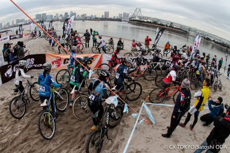 The cornering in the sand made for tight, tough racing. © Satoshi Oda