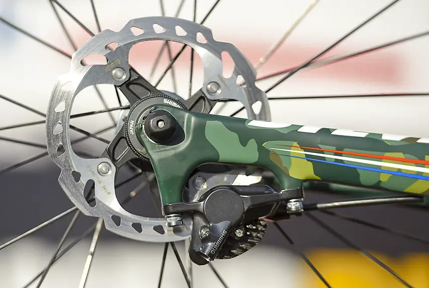 Shimano's older RT98 140mm Icetech rotors and RS785 hydraulic brakes. No thru axle here. © Armin M. Küstenbrück