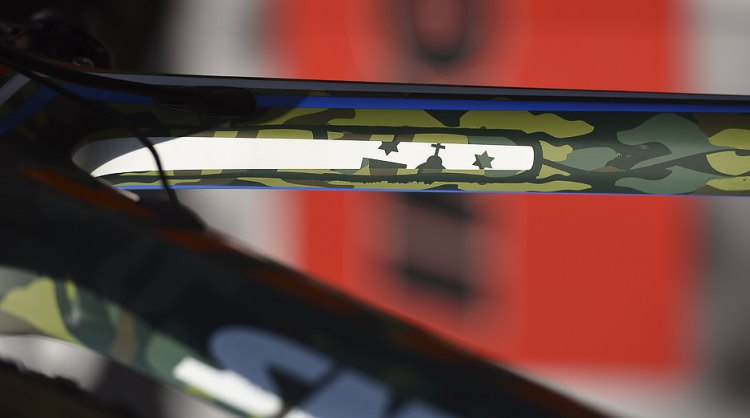 Camouflage paint gives way to Dutch-colored stripes. © Armin M. Küstenbrück