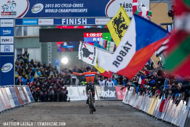 Van der Poel rides towards a wall of photographers and a promising season wearing the rainbow jersey. © Matthew Lasala / Cyclocross Magazine