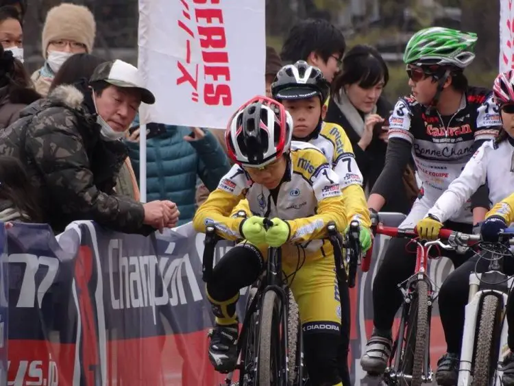 Concentration is always serious business at the start line. © Yamasaki Seiya