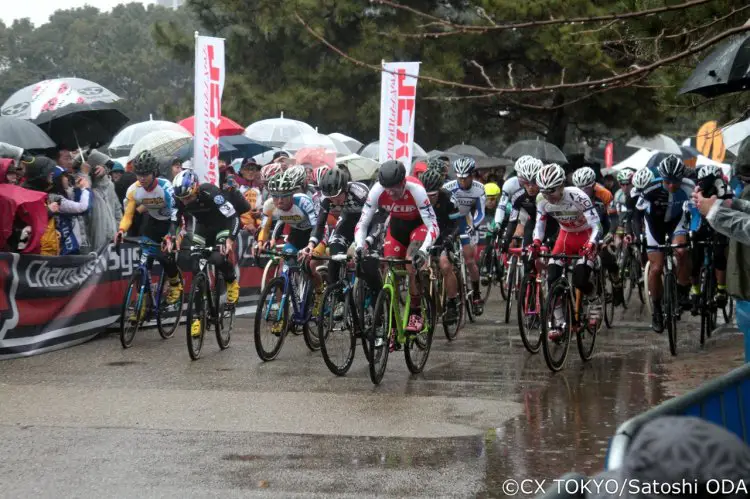 Berden takes off from the start to grab the holeshot at Tokyo Cyclocross. © Satoshi Oda