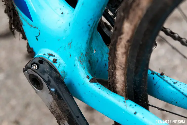 The frame uses a wide BB86 that fits the Shimano Hollowtech 2 spindle’s length perfectly. Note the excellent mud clearance behind the Altamira’s bottom bracket, but lateral tire clearance is a bit more limited. © Cyclocross Magazine