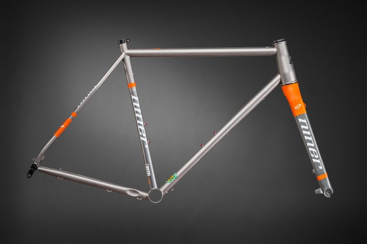 Niner’s all-new RLT 9 Steel frame, with the Forge Grey/Safety Orange color scheme. © Niner Bikes