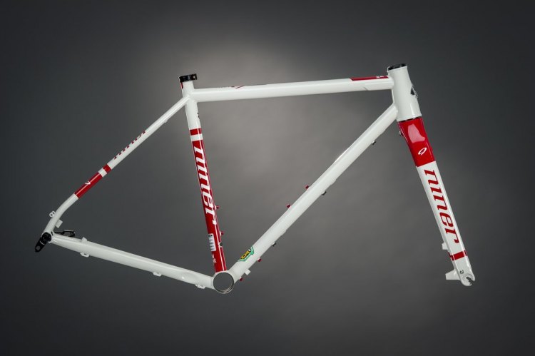 Niner’s all-new RLT 9 Steel frame, with the Dirty White/Blood Red color scheme. © Niner Bikes