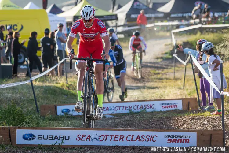 Ontenbald rides the barriers to keep himself in the lead position at Sea Otter. © Matthew Lasala / Cyclocross Magazine