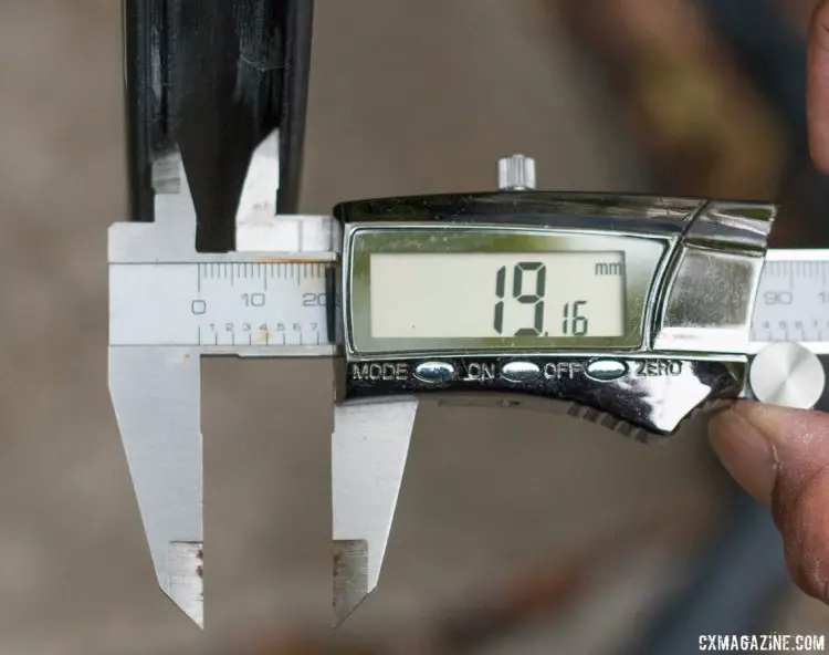 19mm internal width puts the Easton EC90SL carbon tubeless clincher rims among the widest for road. © Cyclocross Magazine