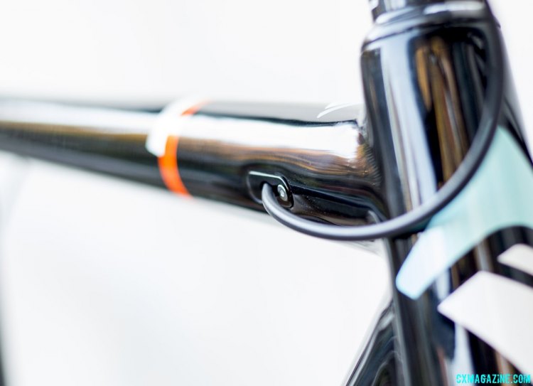 The Fezzari Foré Cyx includes internally-routed cables, although a pulley will be necessary for a bottom-pull front derailleur. © Cyclocross Magazine