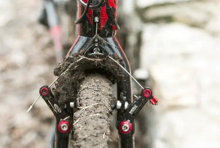 Emma White rides the black and red Cannondale SuperX, which matches the team colors of the Cannondale Cyclocrossworld team. © Cyclocross Magazine