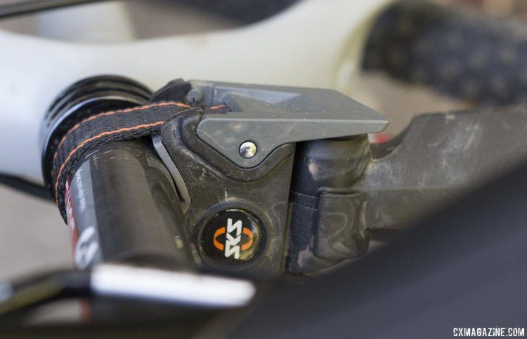 This lever is all that you use to install or remove the SKS XTRA DRY XL fender in seconds. No threading of the strap needed once it's adjusted for a bike/seat post. © Cyclocross Magazine