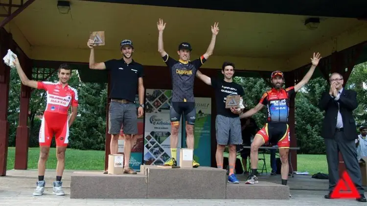 Mike Woods, Antoine Duchesne and Rémi Pelletier-Roy form the podium, completed by James Piccoli and Timothy Rugg, alongside Christian Lettre, mayor per interim of Victoriaville. Photo from Appalachian Classic.