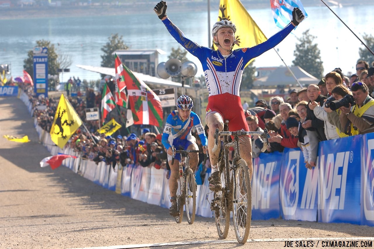 Arnaud Jouffroy holds off a sprinting Peter Sagan in the Junior Men's race at the 2008 Cyclocross World Championships in Treviso, Italy. © Joe Sales / Cyclocross Magazine