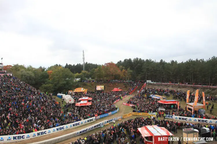 Spectators packed the course for the Superprestige Zonhoven. © Bart Hazen