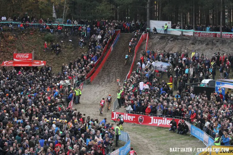 Spectators at Zonhoven were rewarded with some tight racing action. © Bart Hazen