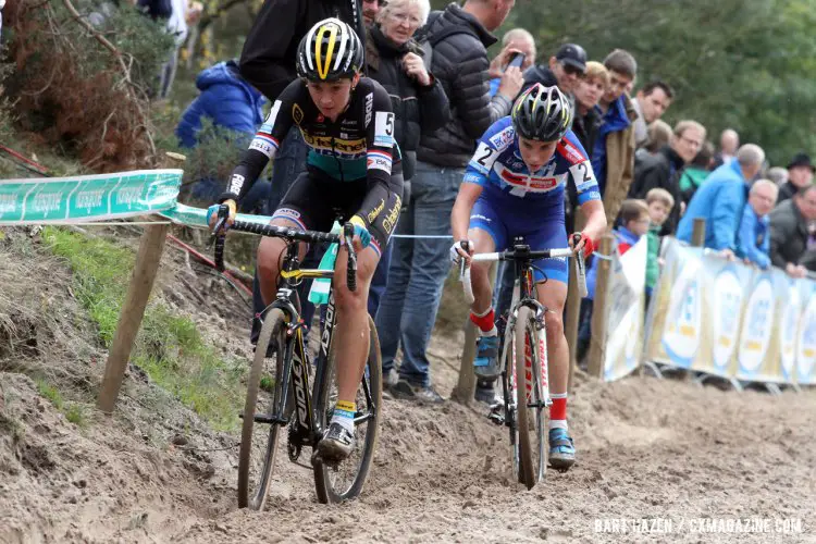 Sanne Cant was able to ride mistake-free. Overtaking Nikki Harris for the win at Superprestige Zonhoven. © Bart Hazen