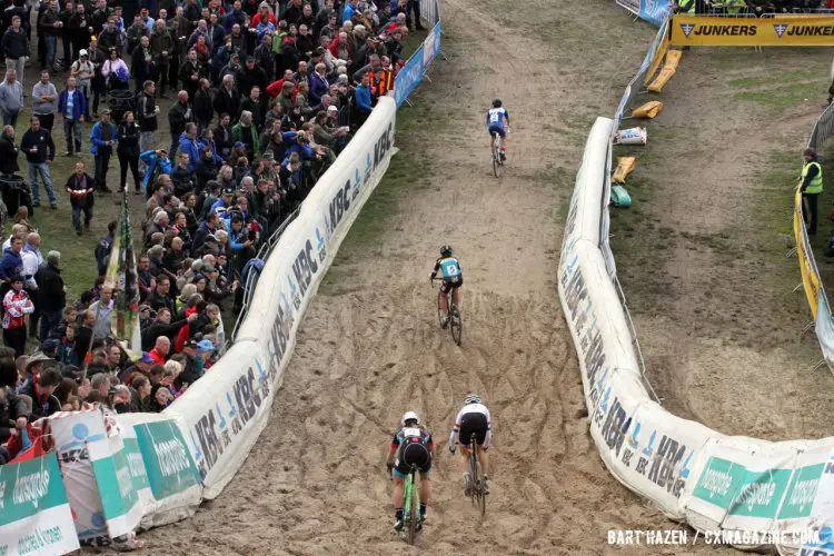 Sanne Cant opens a gap on a sandy downhill. © Bart Hazen