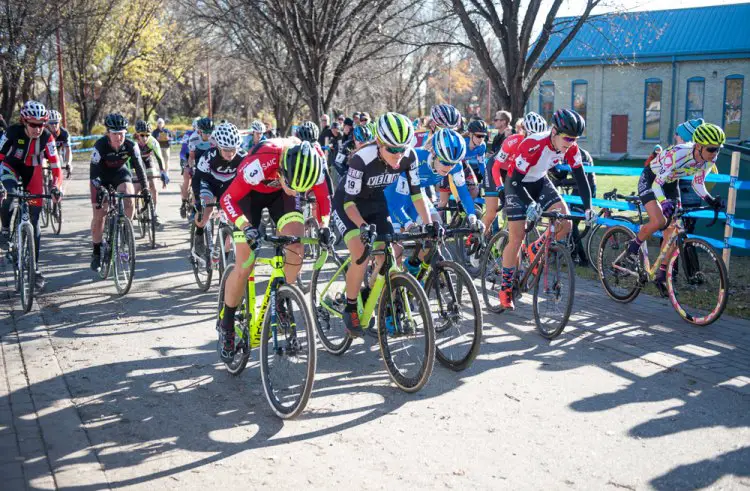 Elite women take off down the pavement before heading onto grass. © Thomas Fricke