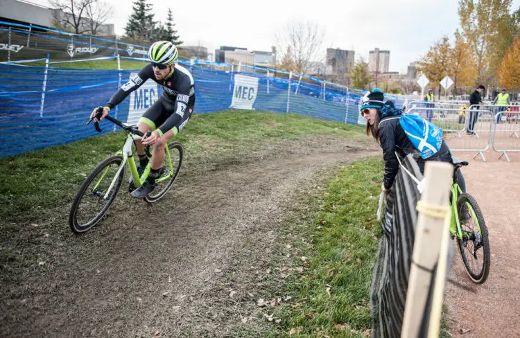 Gabby Durrin cheers on her Neon Velo husband. © Thomas Fricke