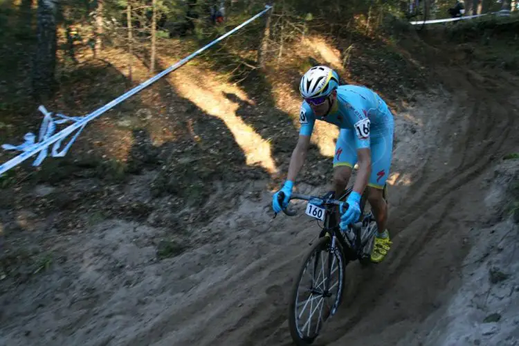 Although Estonia had not hosted a cyclocross national championship for more than 20 years, their course showcased many technical features, such as this sandy chute. © Jüri Savitski / spordipartner.ee