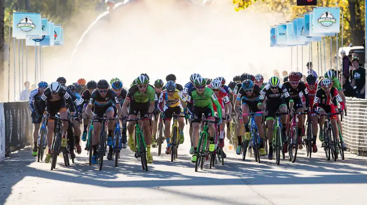 The powerful Elite Men's field churned up a huge cloud of dust at the start. © Kent Baumgardt