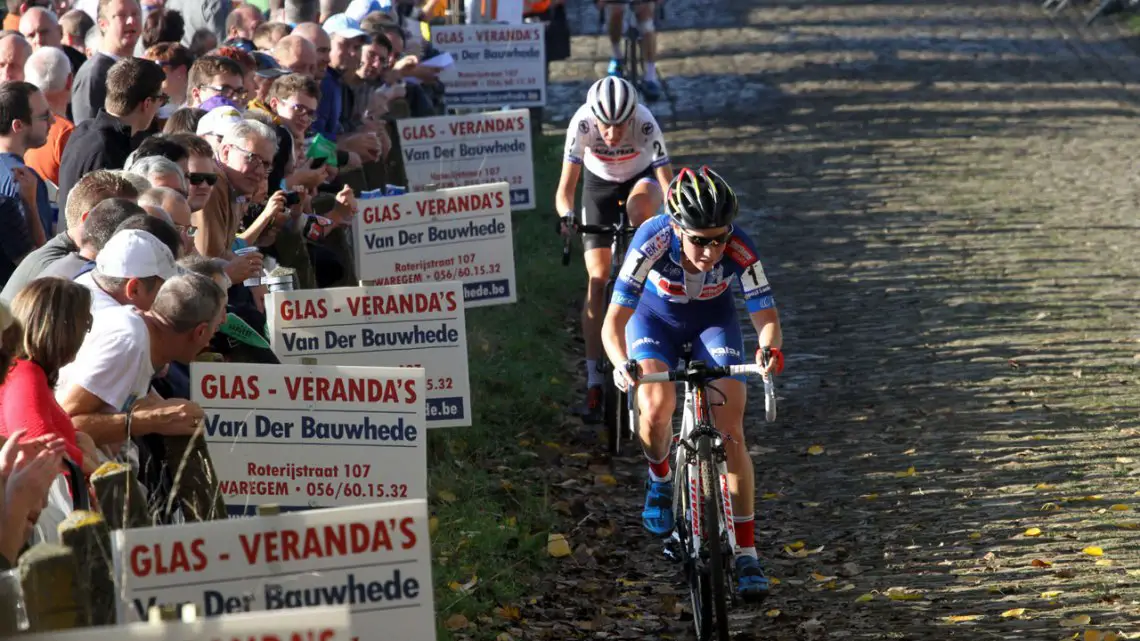 Sanne Cant drives the pace up the Koppenberg. © Bart Hazen