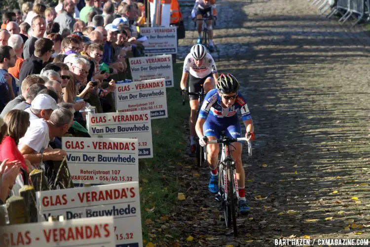 Sanne Cant drives the pace up the Koppenberg. © Bart Hazen