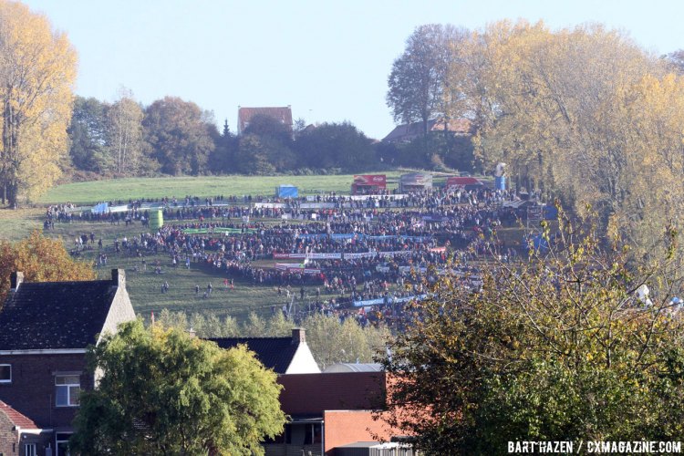 Crowds packed the hilly and winding course in Oudenaarde. © Bart Hazen