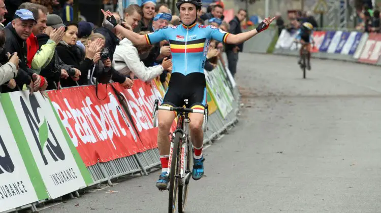 With a recent strech of wins, Sanne Cant is as cool as a cucumber in her victory salute. © Bart Hazen
