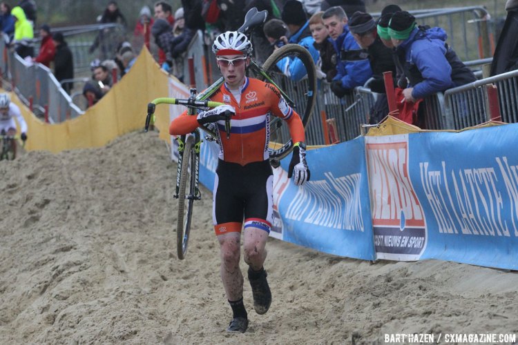 Dekker makes quick work of the sand, running en route to victory. © Bart Hazen