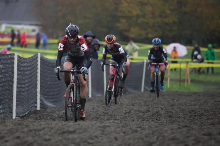 Mical Dyck leads Elle Anderson and Caroline Mani through the sand. © Derek Blagg