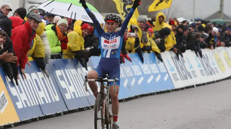 Sanne Cant with time to celebrate. 2015 Koksijde World Cup Women. © B. Hazen / Cyclocross Magazine