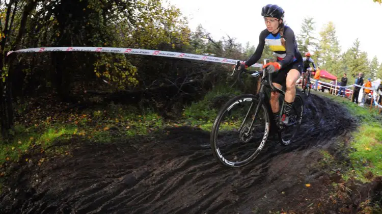 Tricia Fleischer was able to outsprint MFG Cyclocross Series rival Kristen Kelsey for the victory at North 40 CX. © Geoffry Crofoot