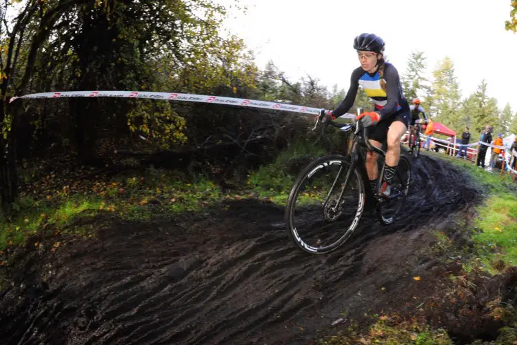 Tricia Fleischer was able to outsprint MFG Cyclocross Series rival Kristen Kelsey for the victory at North 40 CX. © Geoffry Crofoot