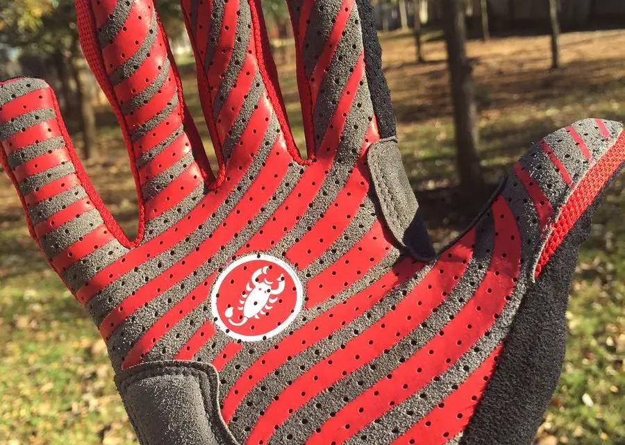 The silicone patterned palm provides added grip on the CW.6.0.