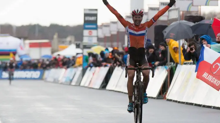 What a race, what a finish. De Jong takes the Elite Women's World Championship in Zolder. 2016 Worlds. © Pieter Van Hoorebeke / Cyclocross Magazine