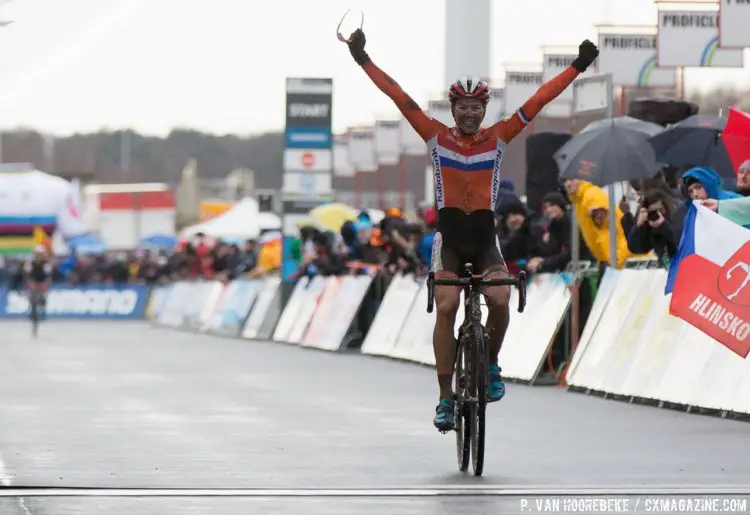 What a race, what a finish. De Jong takes the Elite Women's World Championship in Zolder. 2016 Worlds. © Pieter Van Hoorebeke / Cyclocross Magazine