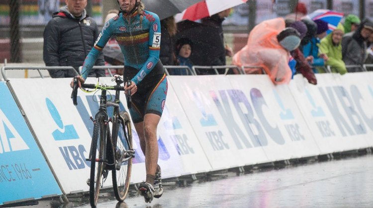 Femke Van den Driessche would not finish after having a disastrous Women's U23 race at the 2016 Cyclocross World Championships in Zolder. © Pieter Van Hoorebeke / Cyclocross Magazine