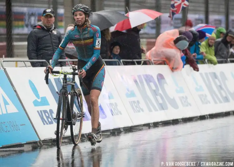 Femke Van den Driessche would not finish after having a disastrous Women's U23 race at the 2016 Cyclocross World Championships in Zolder. © Pieter Van Hoorebeke / Cyclocross Magazine