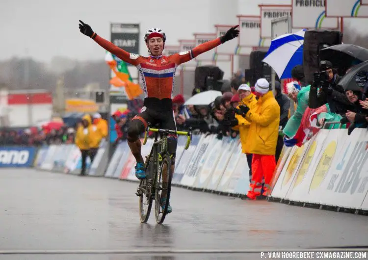 Jens Dekker of the Netherlands takes the 2016 Junior Men's World Championship in Zolder. © Pieter Van Hoorebeke / Cyclocross Magazine