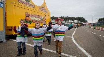 World Championship fans come in all ages. Course Inspection. 2016 UCI Cyclocross World Championships. © P. Van Hoorebeke/Cyclocross Magazine