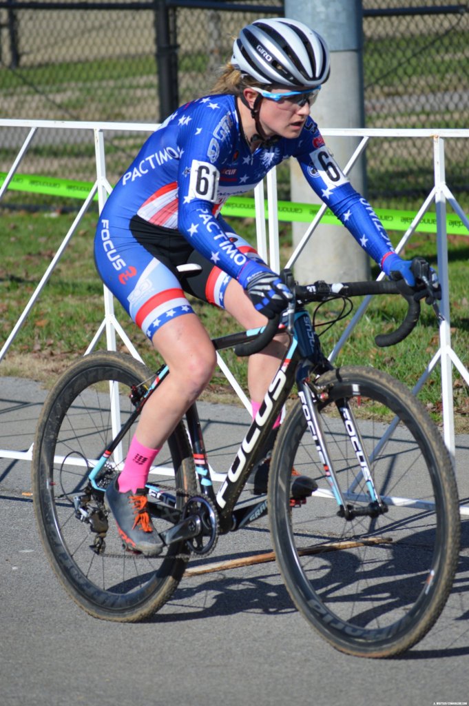 Ellen Noble left it too late to get Amanda Miller at Kingsport CX Cup. © Ali Whittier