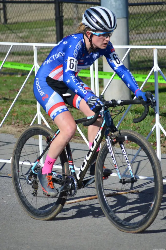 Ellen Noble left it too late to get Amanda Miller at Kingsport CX Cup. © Ali Whittier