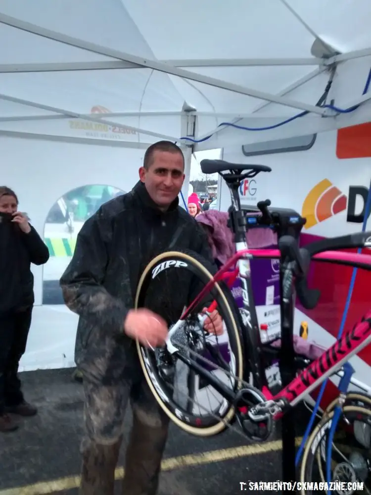 Ted Sarmiento taking care of Harris' bikes. 2016 British National Championships. © Ted Sarmiento