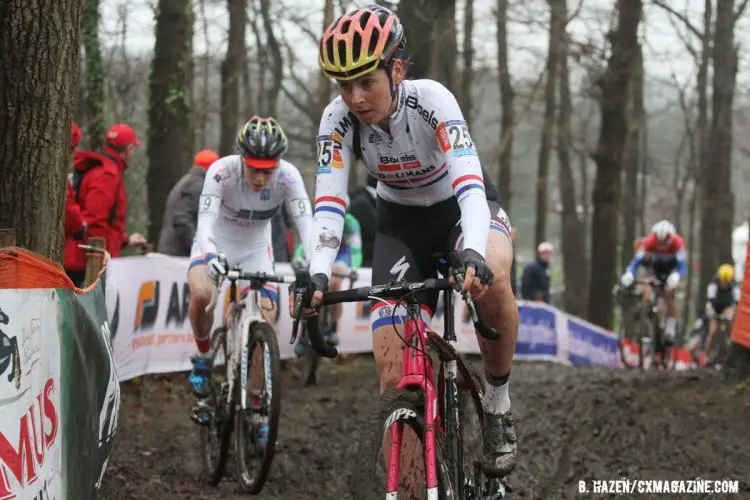 British National Champion Nikki Harris leads World Cup leader Sanne Cant. © Bart Hazen