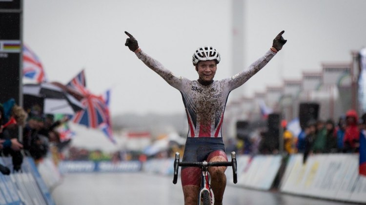 Evie Richards wins the first-ever women's U23 race at the UCI Cyclocross World Championships. © Pieter Van Hoorebeke / Cyclocross Magazine