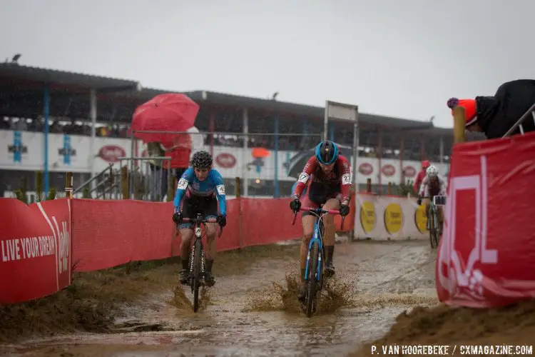 Laurel Rathbun fights her way through the mud puddles in Zolder. © Pieter Van Hoorebeke / Cyclocross Magazine