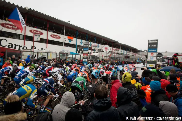 The start of the penultimate race of the weekend: the U23 men. © Pieter Van Hoorebeke / Cyclocross Magazine