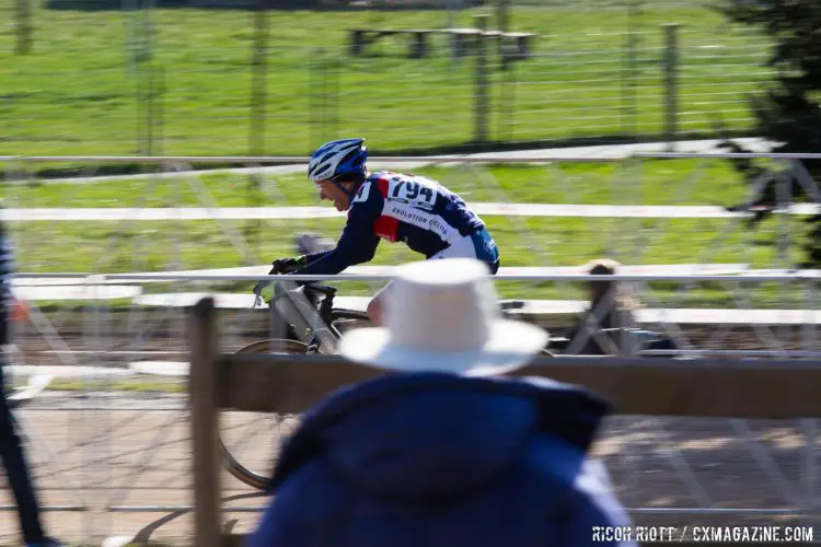 Root powers back through the crowds. © R. Riott / Cyclocross Magazine